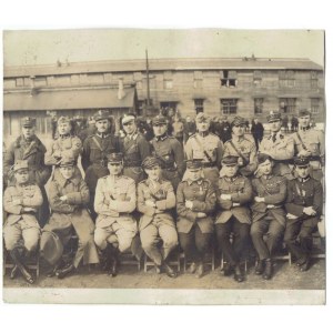 Fotografia grupowa oficerów WP oraz byłych żołnierzy Błękitnej Armii gen Hallera