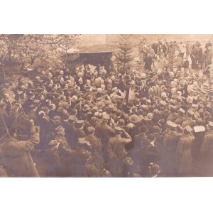 Dwie fotografie grupowe z nieznanej uroczystości z udziałem Józefa Piłsudskiego