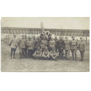 Fotografia grupowa przedstawiająca lotników z Armii Hallera przy samolocie