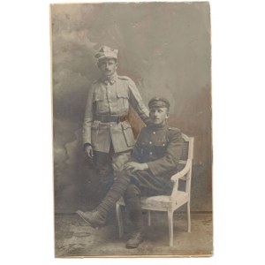 Fotografia portretowa przedstawiająca dwóch żołnierzy - jeden z Armii Hallera drugi z Legionów Polskich