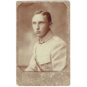 Fotografia portretowa przedstawiająca żołnierza w mundurze Armii Hallera