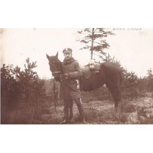 Fotografia portretowa przedstawiająca żołnierza Legionów Polskich wraz z koniem