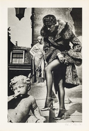 Newton Helmut (1920-2004), Kobieta poprawiająca pończochę, Paris 1975