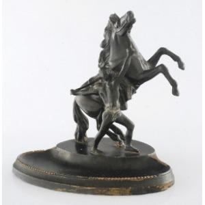Ozdoba biurka z rzeźbą konia i stajennego