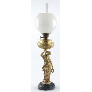 Lampa naftowa z figurą kobiety - alegorią olimpijskiego zwycięstwa
