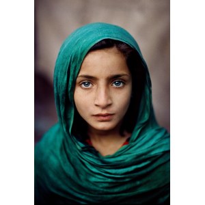 Steve MCCURRY né en 1950, Fille au châle vert, 2002