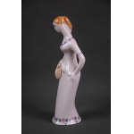 Figurka Kobieta z koszem tzw. Grzybiarka, lata 60-te. Różowa porcelana, unikat;