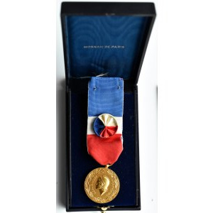 Francja V Republika (1958-?), Ministerstwo Obrony, Medal nagrodowy za 35 lat pracy, złoto 750, oryginalna wstążka z rozetką