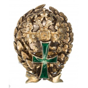 Statutory graduation badge of a university in Russia