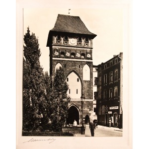 MALBORK, Brama Mariacka, ok. 1925; fot. cz.-b., naklejona na arkusz papieru, st. bdb.; wymiary: 177x227 mm; t ...