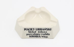 KROBIA. Porcelanowa popielniczka reklamująca Skład żelaza, porcelany i szkła Macieja Urbańskiego