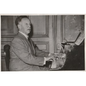 RUBINSTEIN Artur. Zdjęcie artysty przy pianinie