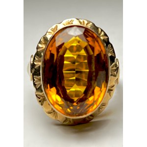 Gold ring with synthetic quartz