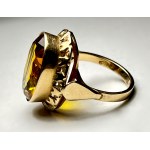Gold ring with synthetic quartz