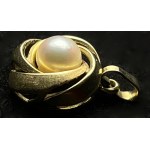 Zlatý prívesok s perlou