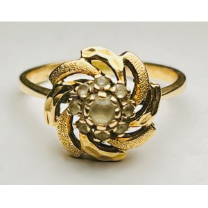 Zlatý prsteň so šperkovým kameňom