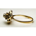 Złoty pierścionek z kamieniem jubilerskim