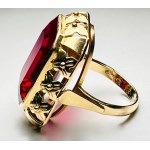 Zlatý prsten se syntetickým rubínem