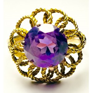 Zlatý prsteň zdobený šperkovým kameňom