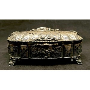 Silver casket with lid standing on palmetto feet,465 g