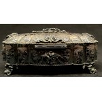 Silver casket with lid standing on palmetto feet,465 g