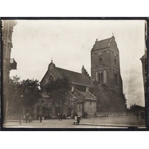 Kościół Najświętszej Marii Panny, ufundowany w 1409 r. Fotografia cz.-b. 9,3 × 12 cm, dat...