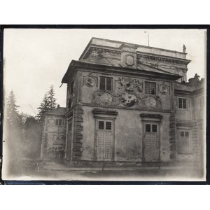 Wilanów, fragment fasady pałacu od strony północnej. Fotografia cz.-b. 9,3 × 12 cm, dat...