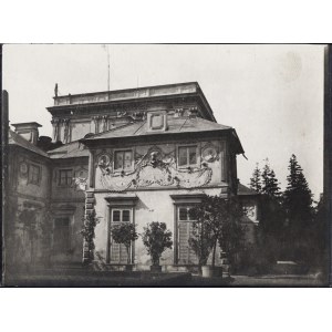 Wilanów, fragment fasady pałacu od strony północnej. Fotografia cz.-b. 9,4 × 12,2 cm, dat...