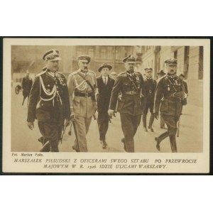 Marszałek Piłsudski po przewrocie majowym z oficerami na ulicach Warszawy