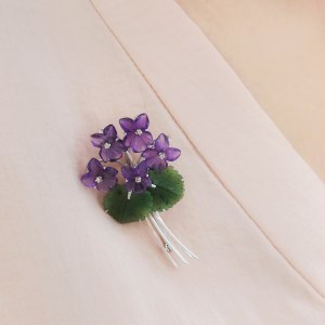 Brooch in the form of a bouquet of violets, 20th century.