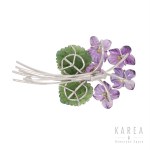 Brooch in the form of a bouquet of violets, 20th century.
