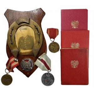 15 Pułk Ułanów Poznańskich odznaka wraz z legitymacją, zdjęcie ułana oraz inne odznaki