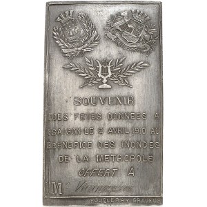 IIIe République (1870-1940). Plaquette-souvenir uniface en étain des fêtes données à Saïgon le 2 avril 1910 au profit des inondés de Paris en 1910, par Charles Fouqueray 1910.