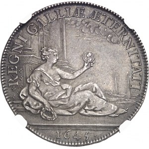Louis XIV (1643-1715). Essai du demi-écu ŕ la France contemplant une monnaie frappée au Moulin, par Jean Warin 1645, Paris.