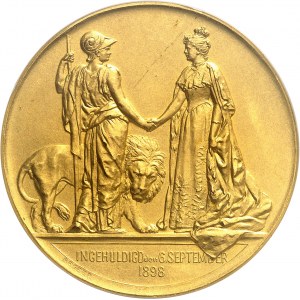 Wilhelmine (1890-1948). Médaille d’Or, prestation de serment (début du rčgne personnel) ŕ Amsterdam, par Bart van Hoven et Begeer 1898, Utrecht (C. J. Begeer).