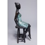 Joanna Zakrzewska, Dívka na stoličce (bronz, v. 22,5 cm. Edice 1/6)