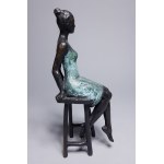 Joanna Zakrzewska, Mädchen auf einem Hocker (Bronze, H 22,5 cm. Auflage 1/6)