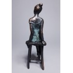 Joanna Zakrzewska, Dívka na stoličce (bronz, v. 22,5 cm. Edice 1/6)