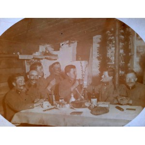 Fotografia żołnierzy przy Wielkanocnym stole - 1917r