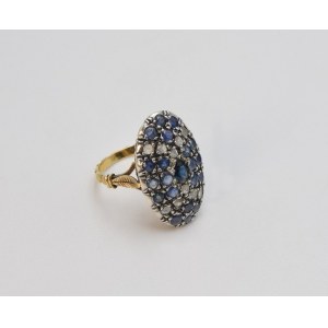 Ring with sapphires