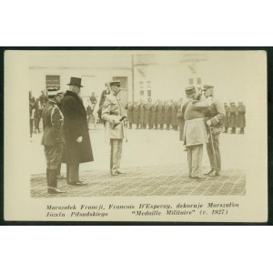Marszałek Francji Francois D'Esperay dekoruje Marszałka Józefa Piłsudskiego Medalle Militaire, fotografia 14x9 cm