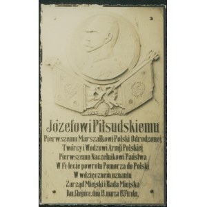 Chojnice - Tablica pamiątkowa dla Józefa Piłsudskiego ufundowana przez Zarząd i Radę Miejską Chojnic w 14-lecie powrotu Pomorza do Polski,