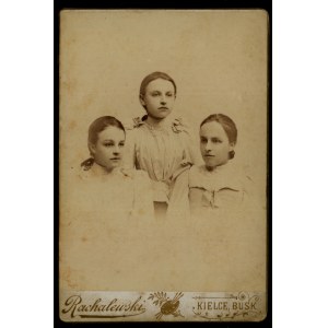 Kielce.Trzy kobiety. Fotografia St. Rachalewski