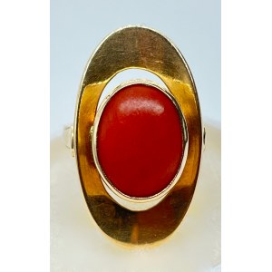 Złoty pierścionek z koralem