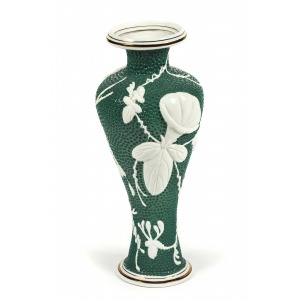 Wazon Steatyt, lata 60. XX w. porcelana biała, natrysk zieloną farbą, złocenie