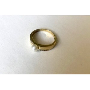 Gold ring with sea pearl and diamonds