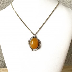 Alluring Amber Pendant shaped like a Flower