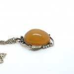Alluring Amber Pendant shaped like a Flower