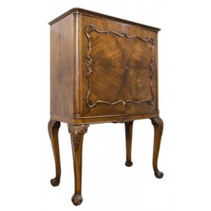 Barek w stylu Jerzego I (A George I-style mahogany coctail cabinet)