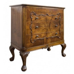 Bufet w stylu Jerzego I (A George I-style mahogany buffet)